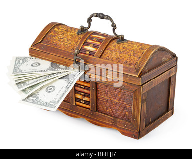 Alte hölzerne wenig Brust und Geld isoliert auf weißem Hintergrund Stockfoto