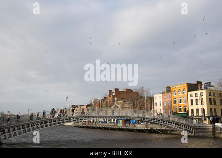 Penny Ha'penny Bridge bei Wellington Liffey Brücke. Dublin. Irland. Stockfoto