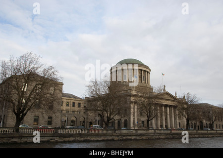 Das Four Courts entlang Fluss Liffey Kai. Dublin. Irland. Stockfoto