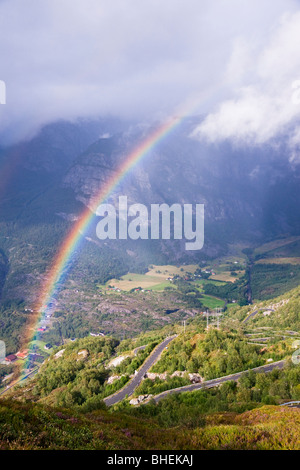 Regenbogen über einem Tal Lysebotn. Norwegen Stockfoto