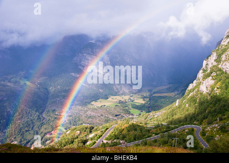 Doppelter Regenbogen über ein Tal Lysebotn. Norwegen Stockfoto