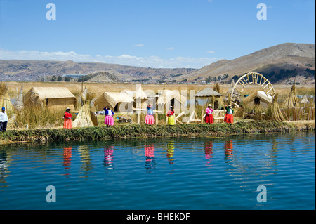 Uros Inselbewohner auf der Suche nach Handel von vorbeifahrenden Ausflugsboote, Titicacasee, Peru Stockfoto