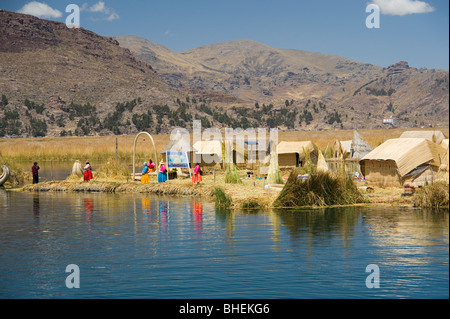 Uros Inselbewohner auf der Suche nach Handel von vorbeifahrenden Ausflugsboote, Titicacasee, Peru Stockfoto