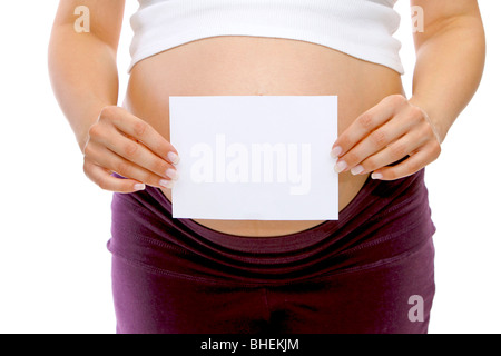 Schwangere Frauen zeigt eine weiße Karte Stockfoto