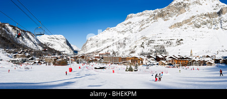 Panoramablick auf das Zentrum des Ortes von den Pisten entfernt, Val d ' Isere, Espace Killy, Tarentaise, Savoie, Frankreich Stockfoto