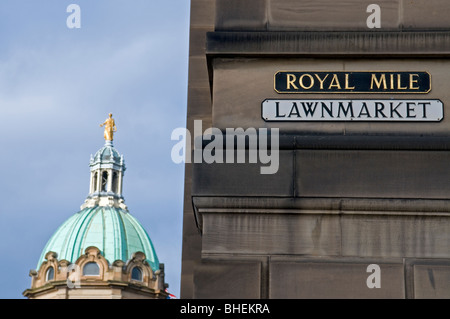 Royal Mile Lawnmarket Zeichen und Bank von Schottland gewölbte Dach Bank Street Edinburgh SCO 6078 Stockfoto