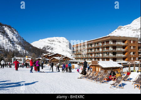 Hotels, Geschäfte und Cafés am unteren Rand der Piste im Skigebiet Zentrum, Val d ' Isere, Tarentaise, Savoie, Frankreich Stockfoto