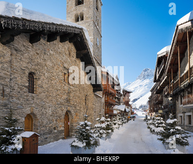 Kirche im Zentrum des Kurorts, Val d ' Isere, Espace Killy, Tarentaise, Savoie, Frankreich Stockfoto