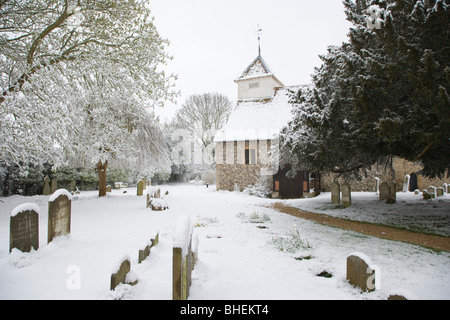 Winter Schnee im Frühling. Str. Marys Kirche, Sulhamstead Äbte, Reading, Berkshire, England, UK Stockfoto