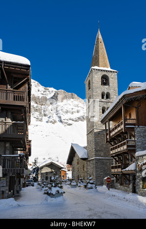 Kirche im Zentrum des Kurorts, Val d ' Isere, Espace Killy, Tarentaise, Savoie, Frankreich Stockfoto