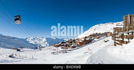 Panoramablick über die Hänge im Zentrum o das Resort von Val Thorens, Trois Vallées, Tarentaise, Savoie, Frankreich Stockfoto