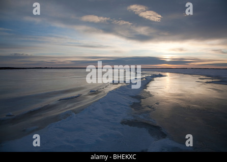 Druckzone und Risse auf dem Meereis an Ostsee, der Bottnische Meerbusen, Finnland Stockfoto