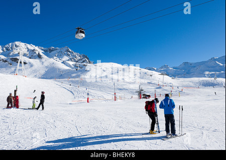 Skifahrer auf der Piste im Zentrum des Ferienortes Val Thorens, Trois Vallées, Tarentaise, Savoie, Frankreich Stockfoto