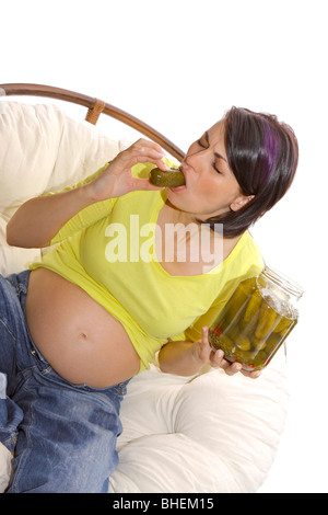 Schwangere Frau Essen Gurken Stockfoto