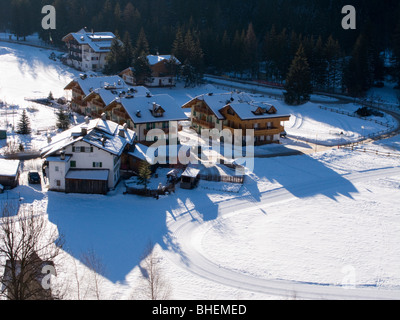 Canazei, Val di Fassa, Dolomiten, Italien. Skigebiet Sella Ronda Skizirkus. Teil des cross Country Ski Track zeigt. Stockfoto