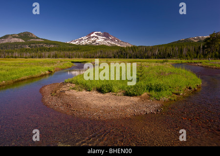 SPARKS LAKE, OREGON, USA - Soda Creek und South Sister Vulkan, Kaskaden Berge in Zentral-Oregon. Stockfoto