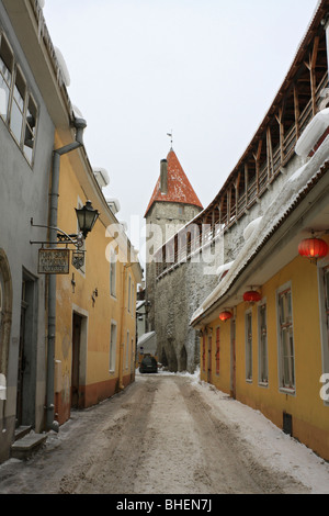 Bestandteil der Steinmauer und Schnee bedeckt Muurivahe Straße in der Altstadt, Tallinn, Estland. Stockfoto