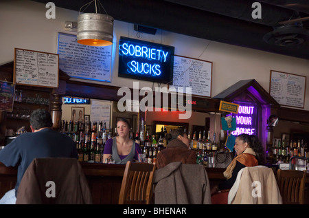 Detroit, Michigan - ein Zeichen liest "Nüchternheit saugt' an ehrlicher? John's Bar und kein Grill. Stockfoto
