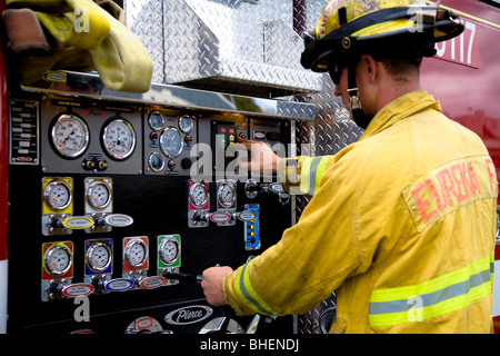 Ein Feuerwehrmann prüft die Entlastung und Einlassventile an der Seite eines Feuers ausgeschrieben. Eureka, Kalifornien, USA Stockfoto