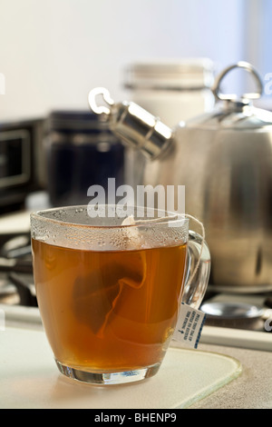 Abfolge des Gießens von Wasser in einen Glaskrug, während Sie heißen Tee brauen Stockfoto