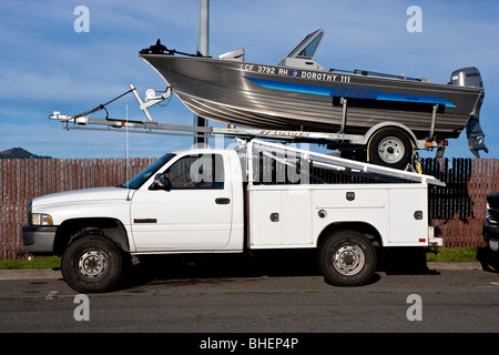 Große Metall Boot mit Außenbordmotor befestigt auf weißen LKW ausgewogen Stockfoto