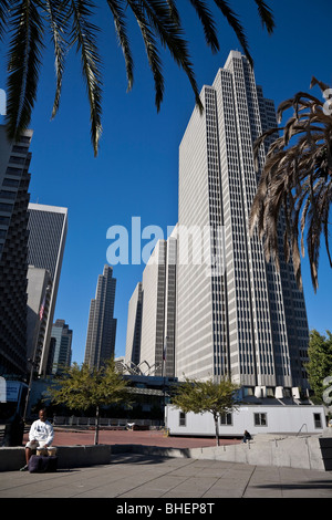 Embarcadero Center Turm mit einem Männchen spielt Bongo Trommeln auf der Embarcadero Plaza, San Francisco, Kalifornien, USA Stockfoto