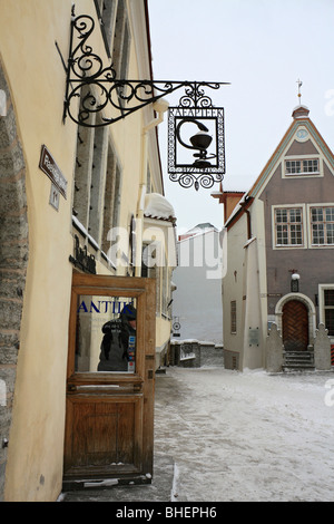 Die Apotheke in der alten Rathausplatz - bezahlt Raekoja Tallinn, Estland. Stockfoto