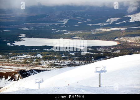 Eine Ansicht gegenüber Aviemore in den Cairngorms, Schottland Loch Morlich zeigen. Stockfoto