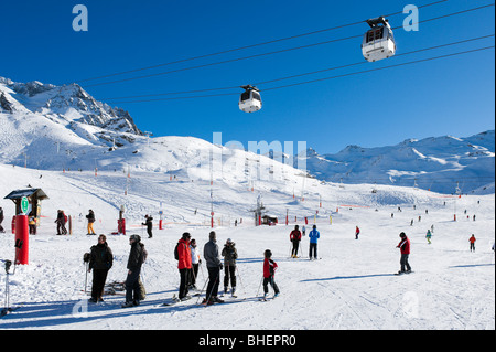 Skifahrer auf der Piste im Zentrum des Ferienortes Val Thorens, Trois Vallées, Tarentaise, Savoie, Frankreich Stockfoto