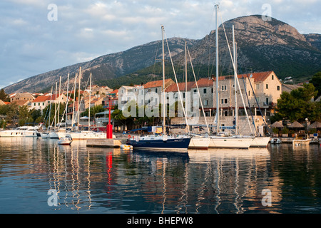 Yachten und Boote vertäut im Hafen auf die kroatische Stadt Bol auf der Insel Brac Stockfoto