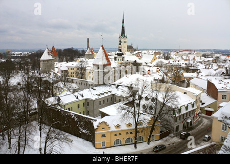 Schneebedeckte Dächer der Altstadt, Tallinn, Estland. Stockfoto