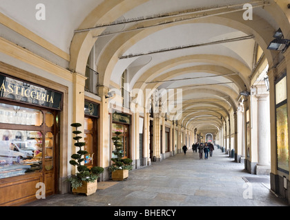 Café und Geschäfte in einem Portikus auf der Piazza San Carlo im historischen Zentrum, Turin, Piemont, Italien Stockfoto