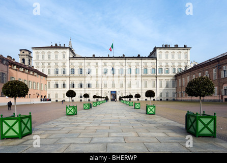 Fassade aus dem 17. Jahrhundert des Palazzo Reale in der historischen Innenstadt, Piazza Castello, Turin, Piemont, Italien Stockfoto