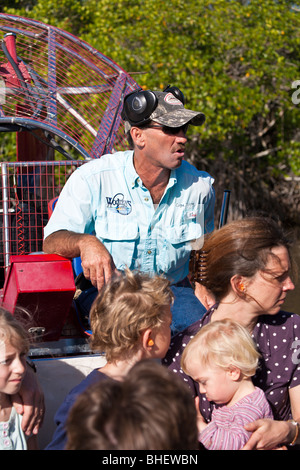 Luft-Boot-Kapitän erzählt Touristen über die lokale Flora und Fauna während der Tour in den Everglades entlang der Alligator Alley in Florida Stockfoto