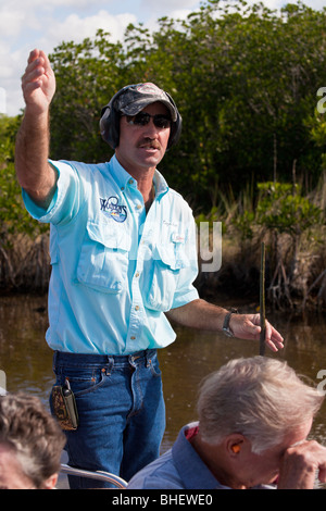 Luft-Boot-Kapitän erzählt Touristen über die lokale Flora und Fauna während der Tour in den Everglades entlang der Alligator Alley in Florida Stockfoto