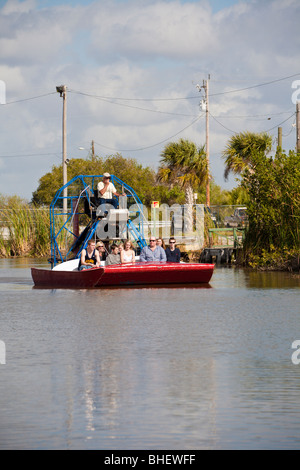 Luft-Boot-Kapitän erzählt Touristen über die lokale Flora und Fauna während der Tour in den Everglades entlang der Alligator Alley in Florida Stockfoto