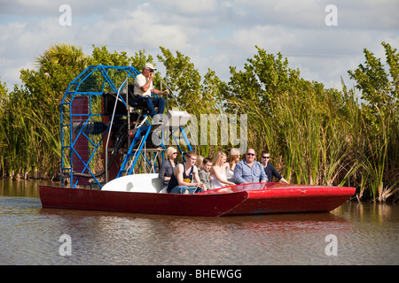 Luft-Boot-Kapitän erzählt Touristen über die lokale Flora und Fauna während der Tour in den Everglades entlang der Alligator Alley in Florida Stockfoto