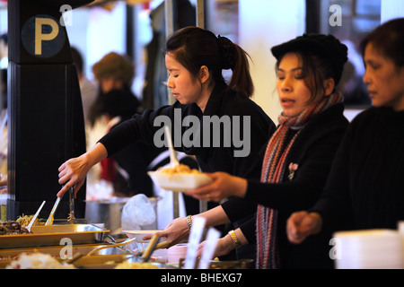 Straßenküche Asien Feier feiern China Chinese New Year Tanz Tänzer tanzen Drachen Unterhaltung Gesicht Gesichter festiv Stockfoto