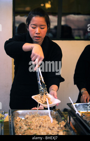 Straßenküche Asien Feier feiern China Chinese New Year Tanz Tänzer tanzen Drachen Unterhaltung Gesicht Gesichter festiv Stockfoto