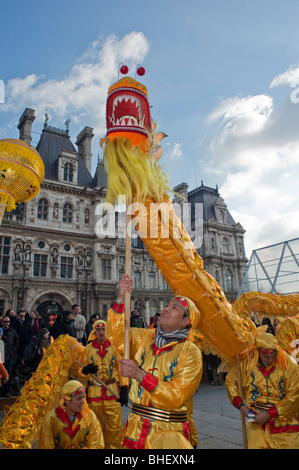 Paris, Frankreich, Asiaten feiern Chinesisches neues Jahr, jährliche Street Carnival Parade", Chinesische Drachen' Tanzen Stockfoto