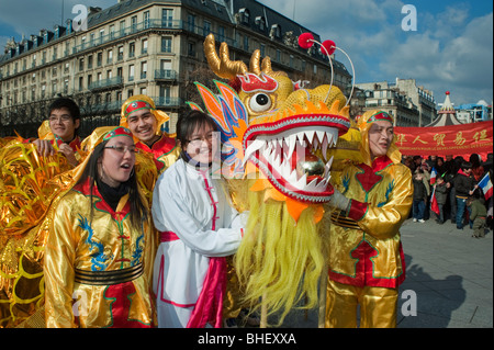 Paris, Frankreich, Leute mittlerer Menschenmenge, Asiaten in traditionellen Kostümen, feiern jährliche Straßenkarnevalsparade „Chinesisches Neujahr“, Tanz „Chinesischer Drache“, Drachentanz Stockfoto