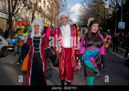 Paris, Frankreich, Menschen in Kostümentage Marching in 'Carnaval de Paris' Paris Carnival Street Festival, Bräuche und Traditionen Frankreich Stockfoto