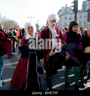 Paris, Frankreich, Menschen in Kostümentage Marching in 'Carnaval de Paris' Paris Carnival Street Festival, Vintage-Kleid, Bräuche und Traditionen Frankreich Stockfoto