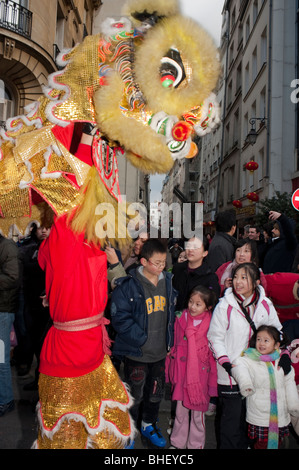 Paris, Frankreich, Gruppenmenschen, Asiaten feiern chinesisches Neujahr, jährliche Straßenkarnevalsparade, Tanz der chinesischen Drachen, pariser chinesische Gemeinschaft, Familie, Kinder, Kleinkinder Stockfoto