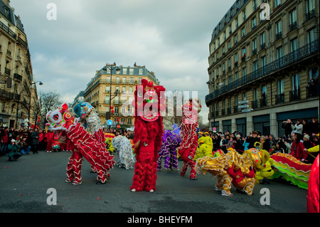 Paris, Frankreich, Chinesisches Neujahr, Straßenkarneval, Parade, chinesischer Drachentanz, Feiertagsspaß Stockfoto