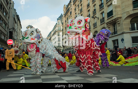 Paris, Frankreich, große Menschenmenge Asiaten in traditionellen Kostümen, feiern die jährliche Straßenkarnevalsparade des chinesischen Neujahrs, tanzen chinesische Drachen auf der Straße, Drachen tanzen Stockfoto