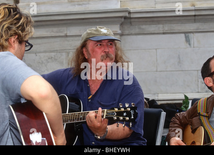 Sänger David Crosby spielt Gitarre vor dem US Capitol Gebäude während National Day of Action für Tibet in Washington, D.C. Stockfoto