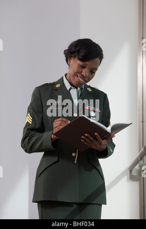 Ärztin der US-Armee in ein Tagebuch zu schreiben Stockfoto