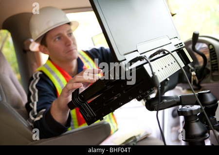 Inspektor mit einem Laptop in einem Fahrzeug Stockfoto