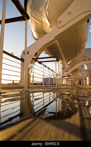 Das Deck der RMS Queen Mary bei Sonnenuntergang. Stockfoto